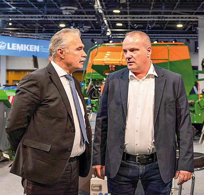 Depuis la gauche : Le ministre de l’agriculture hongrois Istvan Nagy avec Tamas Kovacs (gérant AMAZONE Kft.) agromash-2