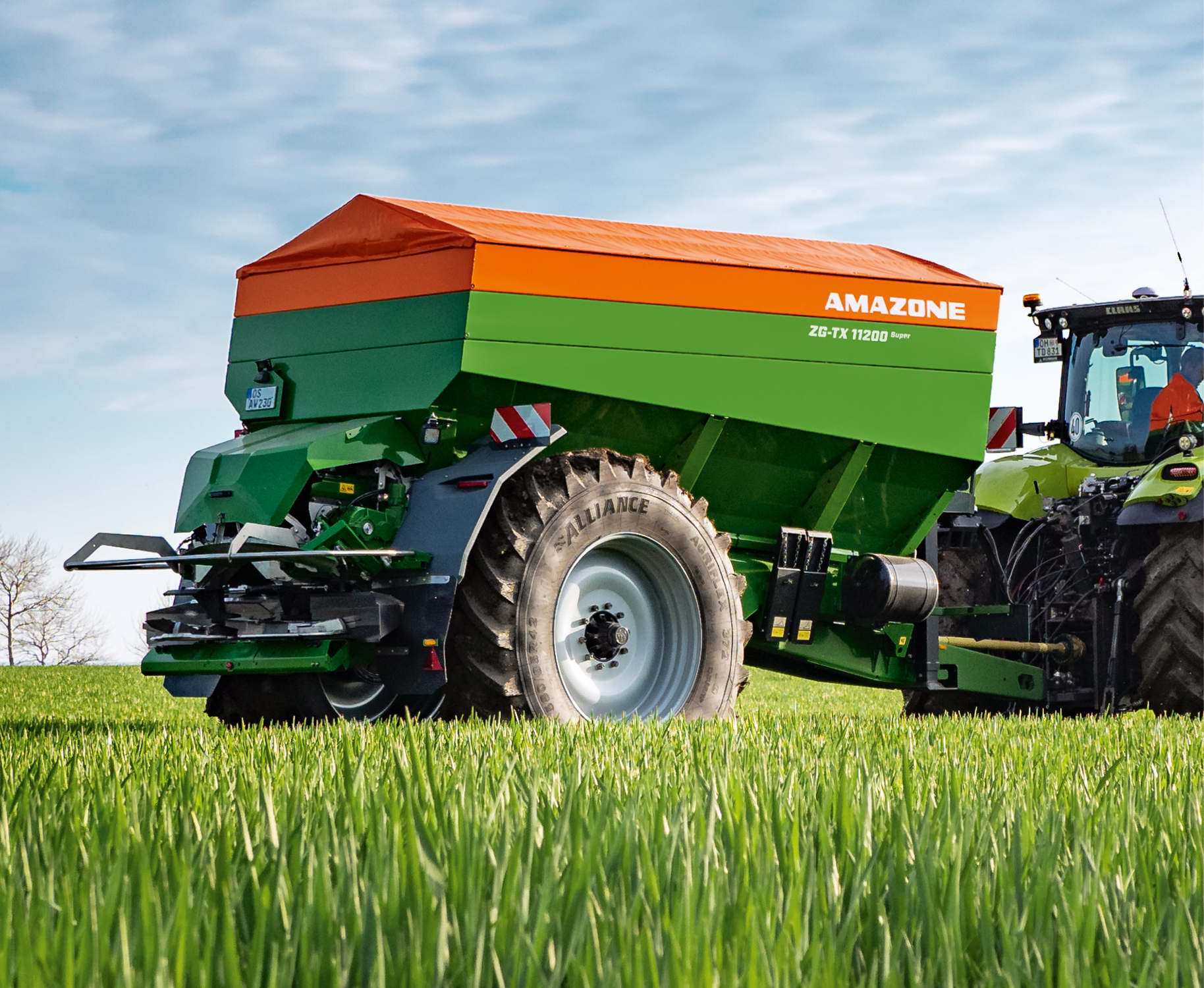 Der neue angehängte Kombistreuer ZG-TX 11200 Super mit maximalem Volumen bei großen Arbeitsbreiten Der neue angehängte Kombistreuer ZG-TX 11200 Super mit maximalem Volumen bei großen Arbeitsbreiten