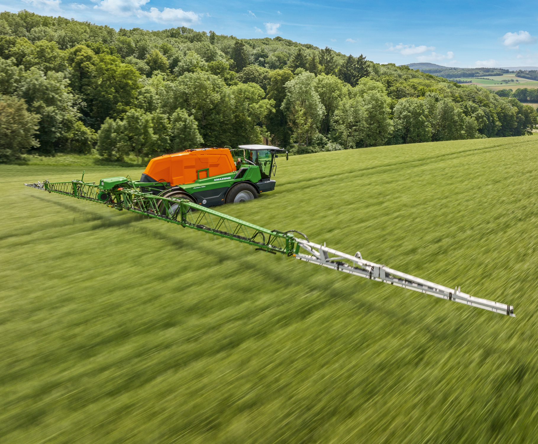 Pantera 7004 mit 36 m breitem Super-L3-Gestänge Pantera 7004 mit 36 m breitem Super-L3-Gestänge