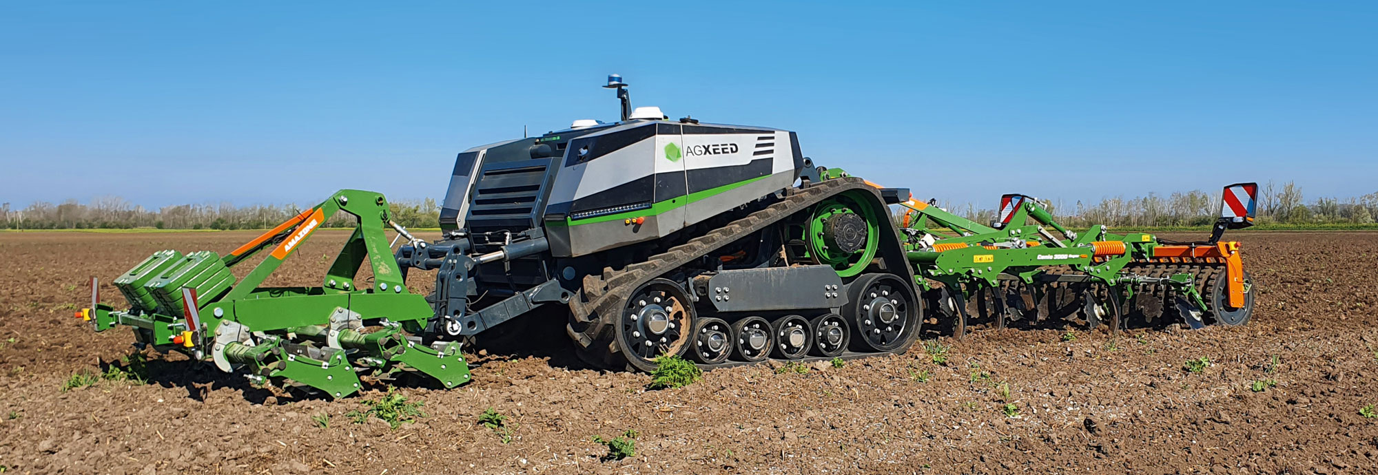 AgXeed AgBot mit Raupenfahrwerk und AMAZONE Anbaugrubber Cenio 3000 Super und Doppelmesserwalze im Frontanbau AgXeed_Agbot_Amazone_Cenio3000Super_Doppelmesserwalze_d1_220812_SIMA
