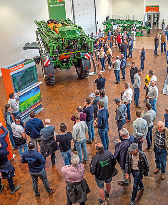 Blick auf den „Walk of Innovation“ im ACTIVE-Center amatechnica-2- 5