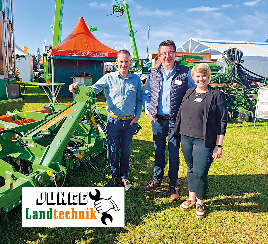 Von links: Maximilian Homann (AMAZONE Werksbeauftragter), Benedikt und Ninja Junge (beide Geschäftsführer JUNGE Landtechnik) junge