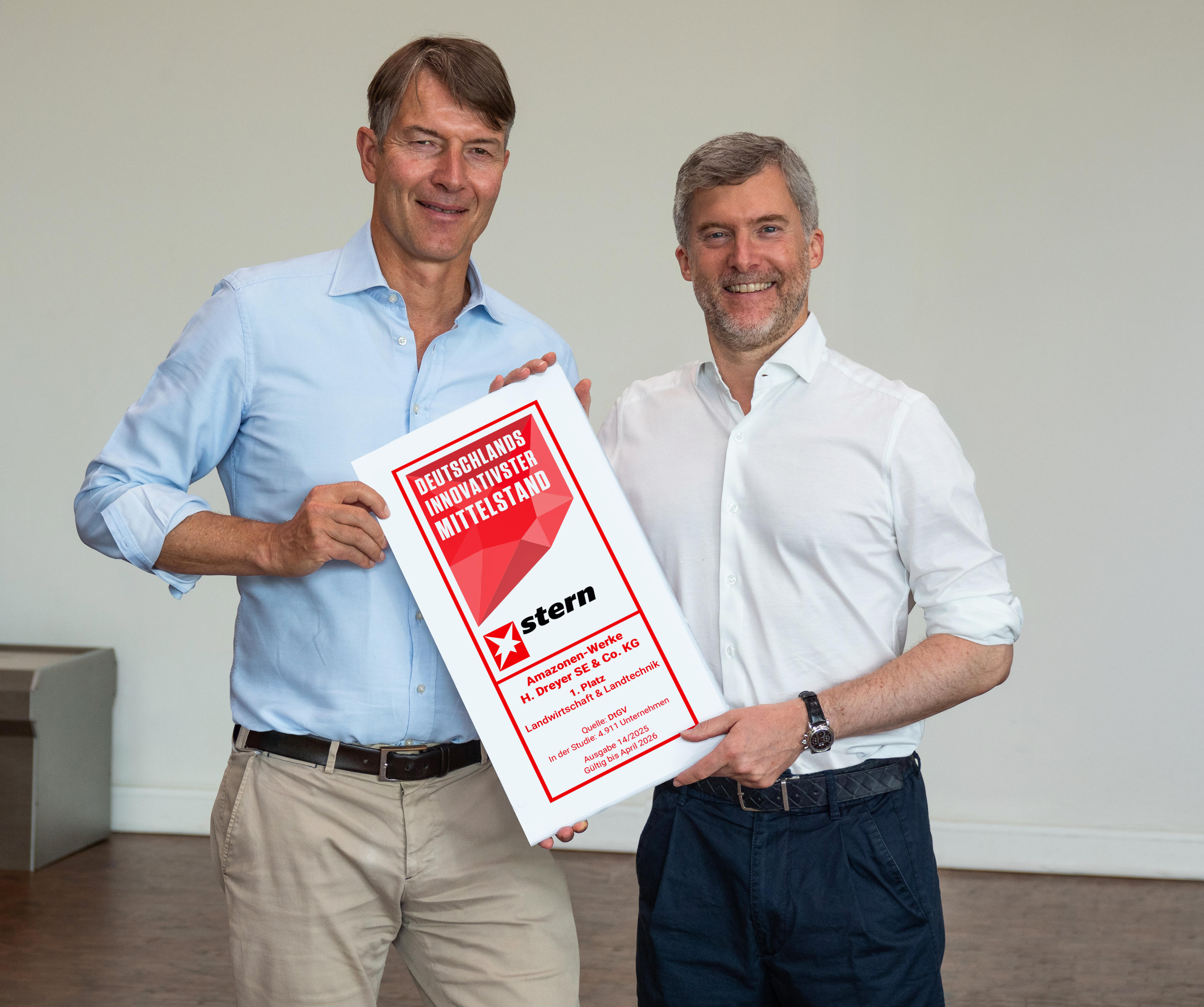 Christian Dreyer (links) und Dr. Justus Dreyer (rechts), Vorsitzende der Geschäftsführung und Inhaber der AMAZONE-Gruppe, freuen sich über die Auszeichnung des stern „Deutschlands innovativster Mittelstand“. Dreyer_Christian_Dreyer_Justus_Siegel_stern_d0_kw_P8298717_250410