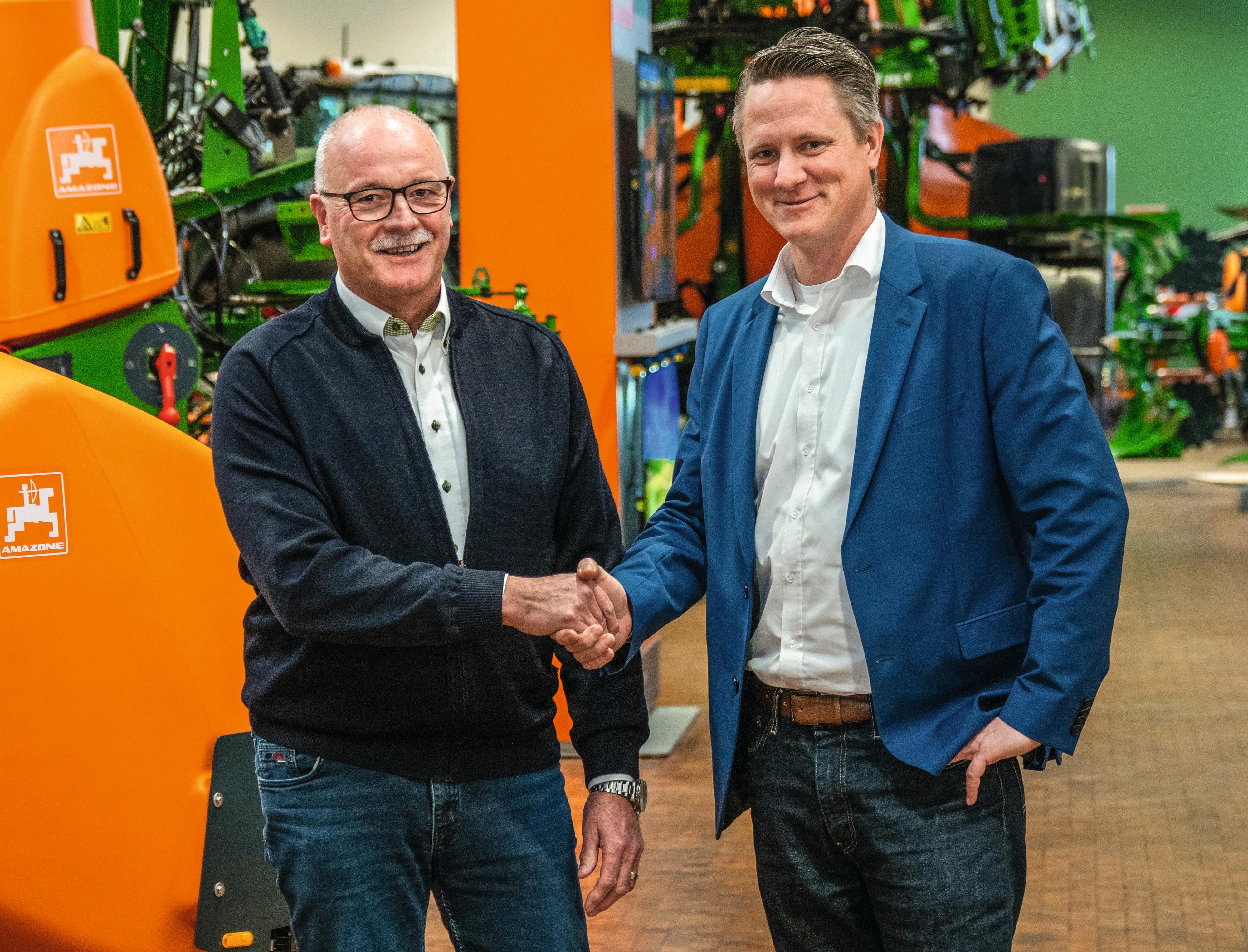 Peter Klumpe (left) hands over the management of the purchasing department at the main factory in Hasbergen-Gaste to Henning Schaper (right) Einkaufsleitung_Klumpe2Schaper_d0_kw_P1202075