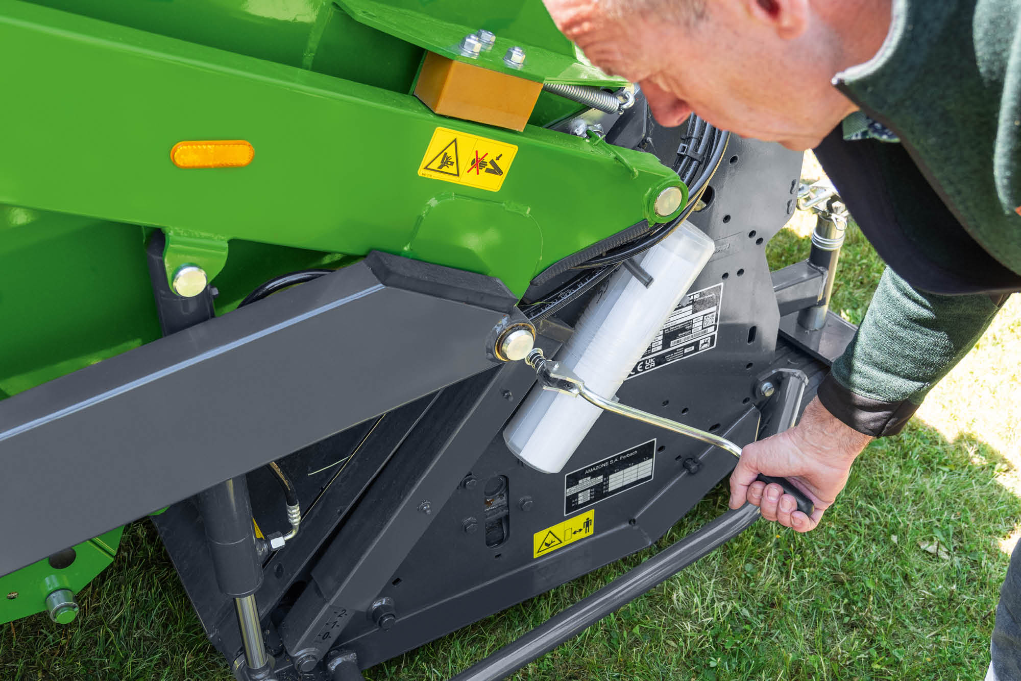 Simple tool-less changeover to mulching