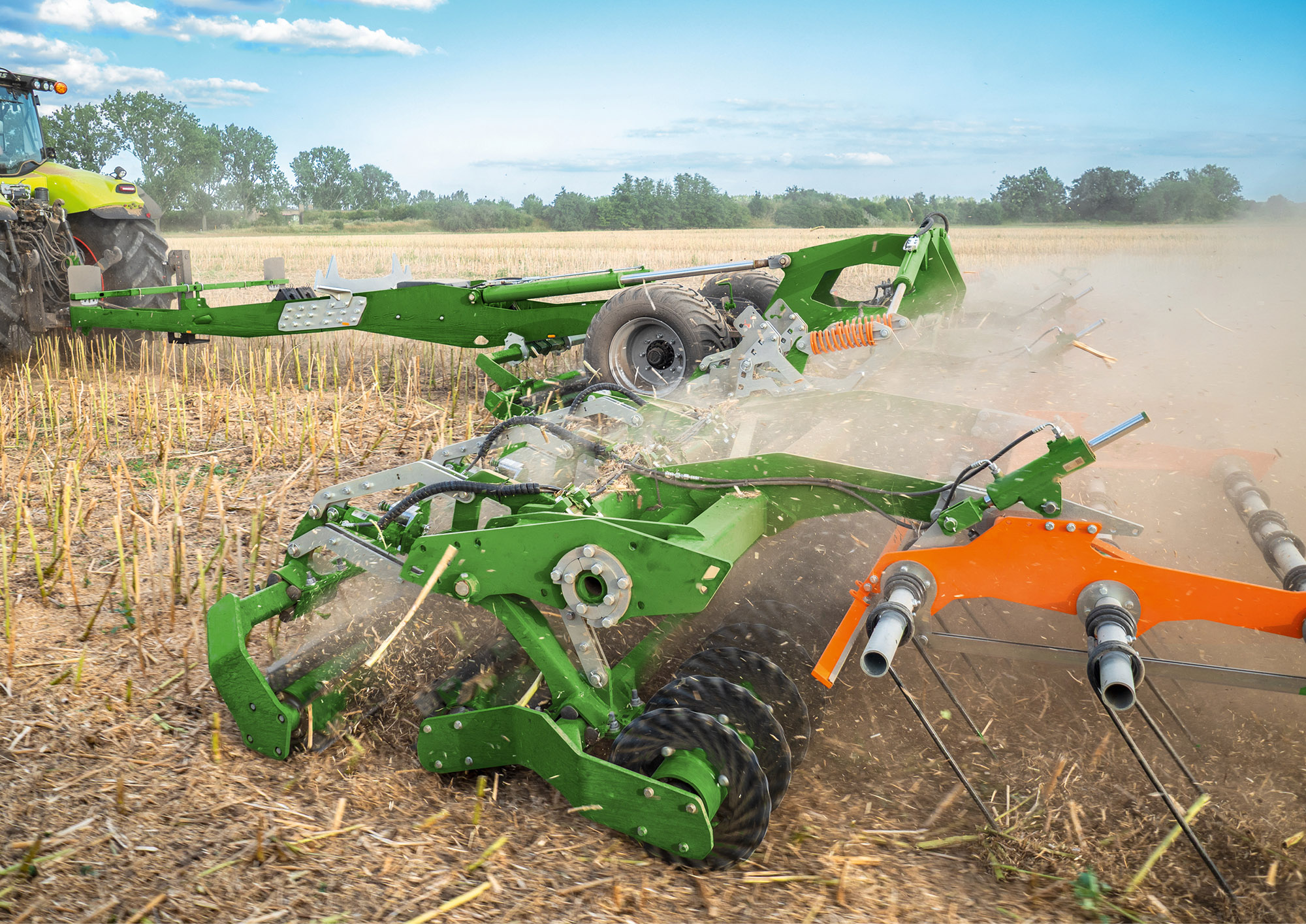 Maximale Schlagkraft mit 12 m Arbeitsbreite und Arbeitsgeschwindigkeiten von bis 20 km/h (© AMAZONE: TopCut12000-2T_Claas_d0_kw_Q7224067_d1_250801_GO.jpg) Maximale Schlagkraft mit 12 m Arbeitsbreite und Arbeitsgeschwindigkeiten von bis 20 kh