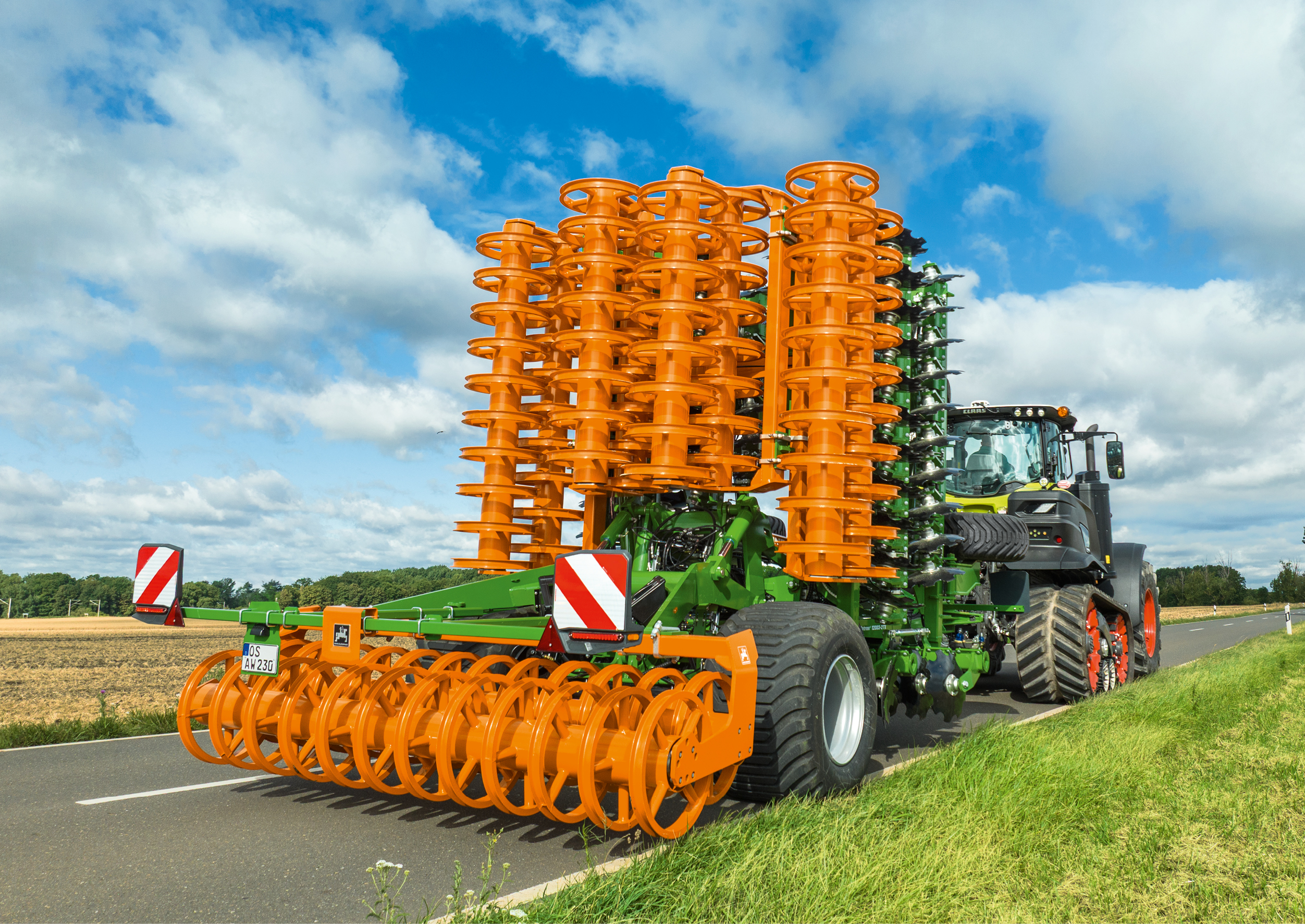 Avec une largeur hors-tout de 2,95 m, la machine circule rapidement et en toute sécurité sur la route. (© AMAZONE : Catros12003-2TX_Claas_d0_kw_DJI_20230803091754_0707_d1_250730_GO.jpg) Mit einer Außenbreite von 2,95 m ist man sicher und schnell im Straßenverkehr unterwegs.