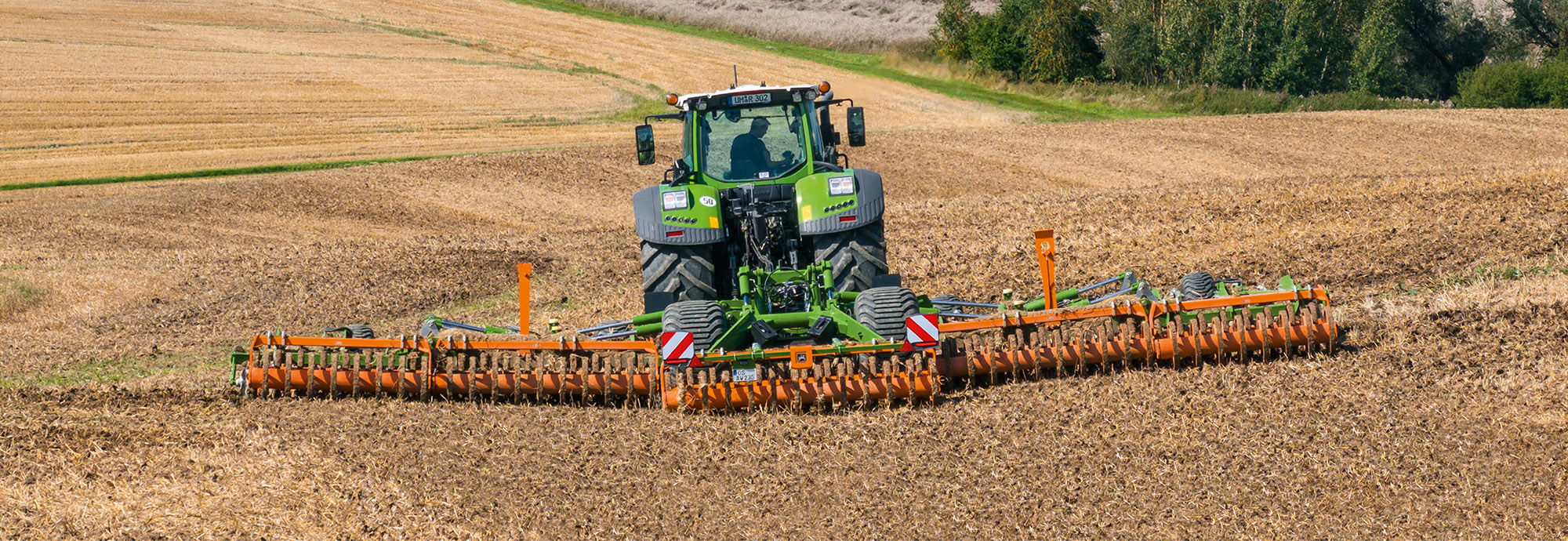 Gracias a ContourFrame, la Catros se adapta de forma óptima al suelo, incluso en terrenos ondulados (© AMAZONE: Catros12003-2TX_Fendt_d0_kw_DJI_20230821150640_0307_d1_250730_GO.jpg) Dank ContourFrame passt sich die Catros auch in kupierten Geländen optimal dem Boden an
