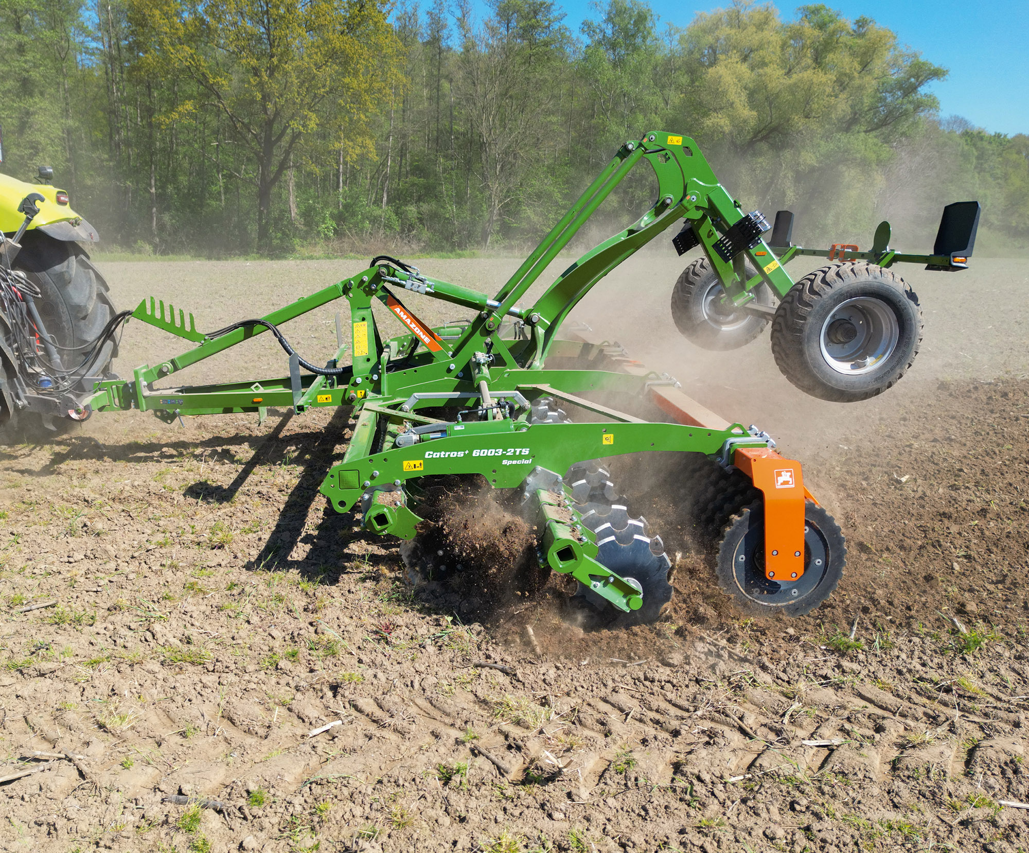 Pour ceux qui peuvent se passer d'équipements spéciaux, le Catros+ 6003-2TS Special offre une possibilité optimisée en termes de poids, de prix et de performance. (© AMAZONE : Catros_plus_6003-2TS_Special_Claas_d0_kw_DJI_0904_d1_250804_GO.jpg) Catros+ 6003-2TS Special - Teaser