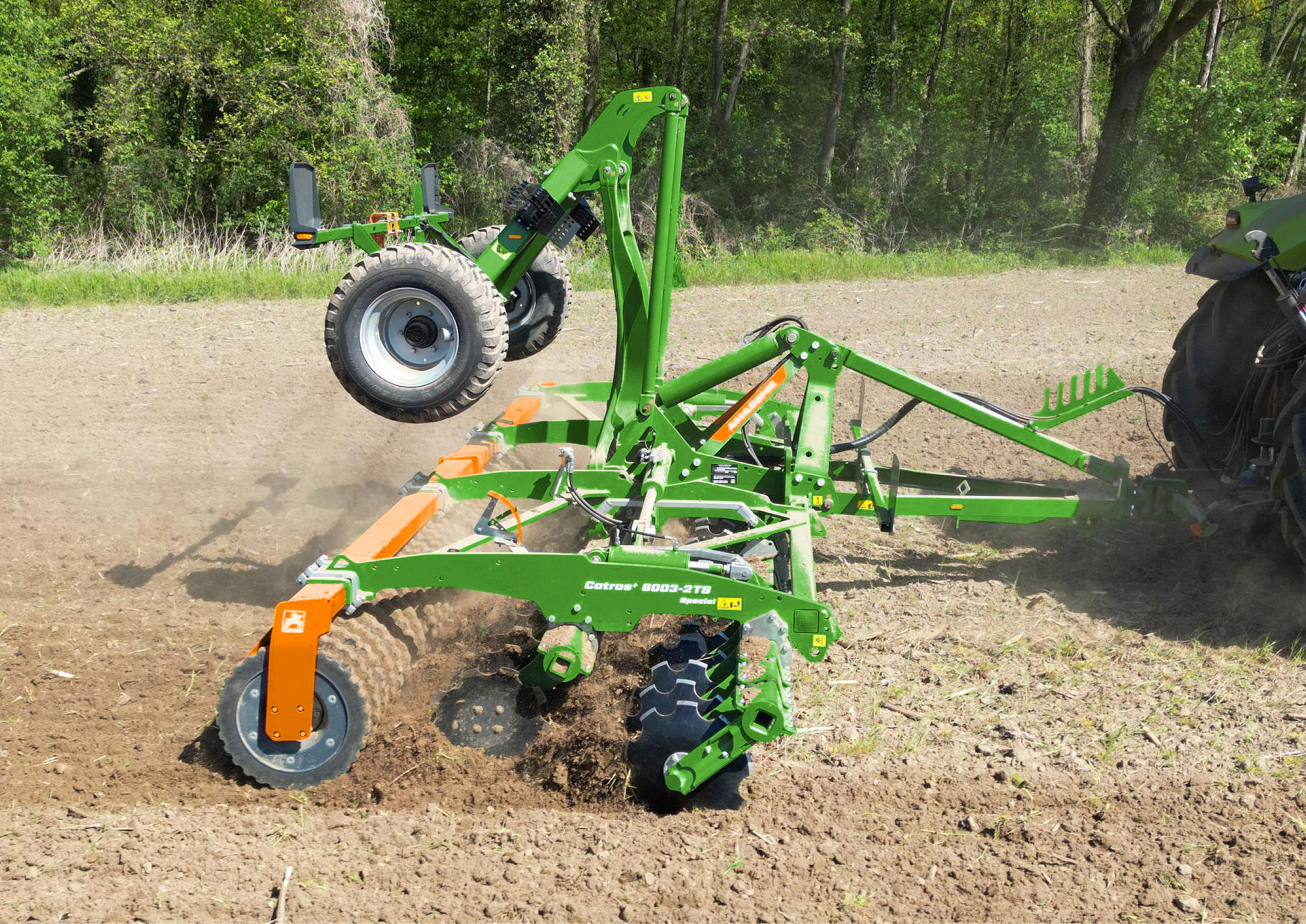 By positioning the chassis above the disc element, the penetration of the discs into the soil can be improved under heavy conditions. (© AMAZONE: Catros_plus_6003-2TS_Special_Claas_d0_kw_DJI_0962_d1_250804_GO.jpg) Positionierung des Fahrwerk über