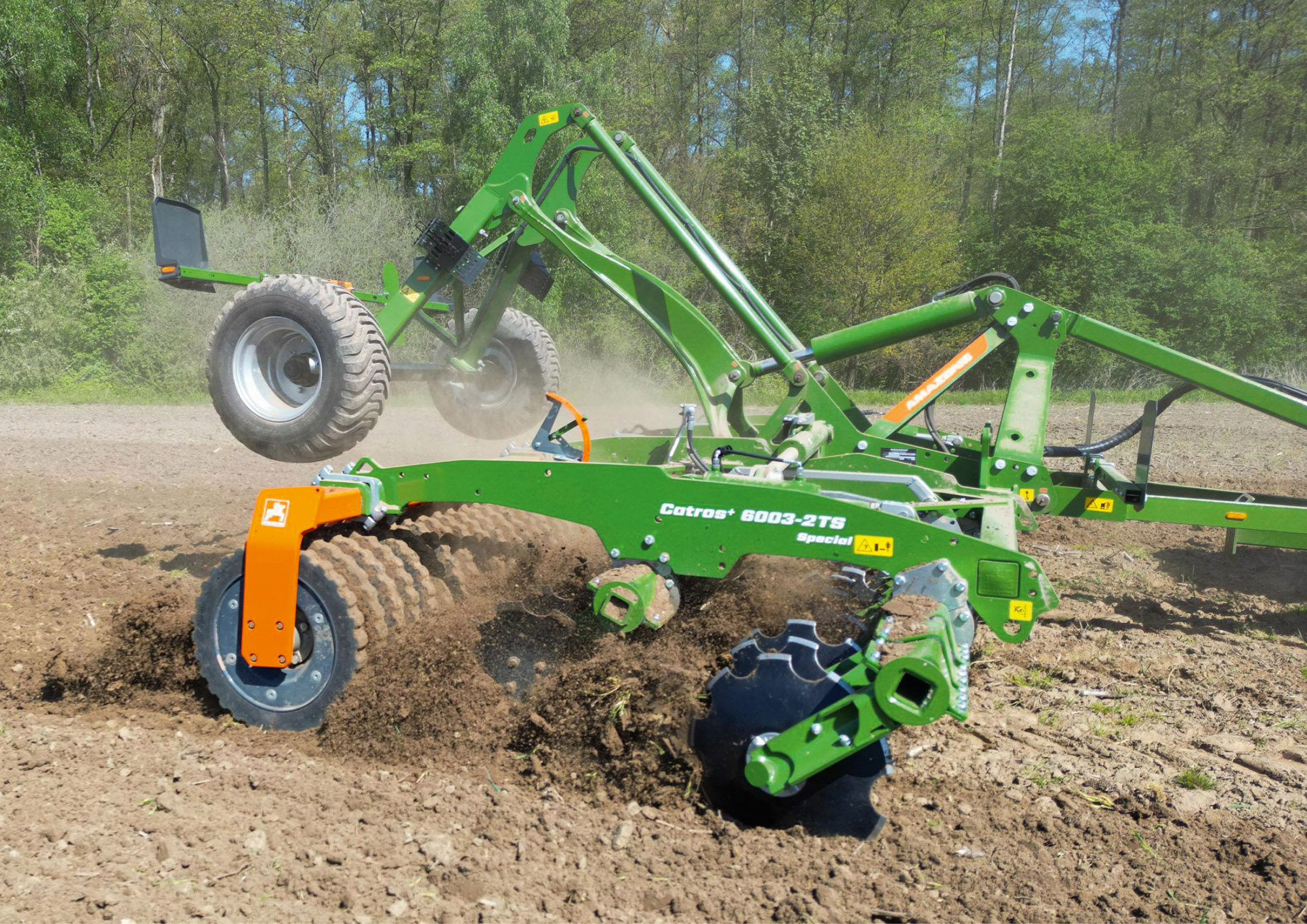 By positioning the chassis behind the packer roller, the implement is optimally balanced and enables smooth running, even under difficult ground conditions. (© AMAZONE: Catros_plus_6003-2TS_Special_Claas_d0_kw_DJI_0953_d1_250804_GO.jpg) Positionierung des Fahrwerks hinter