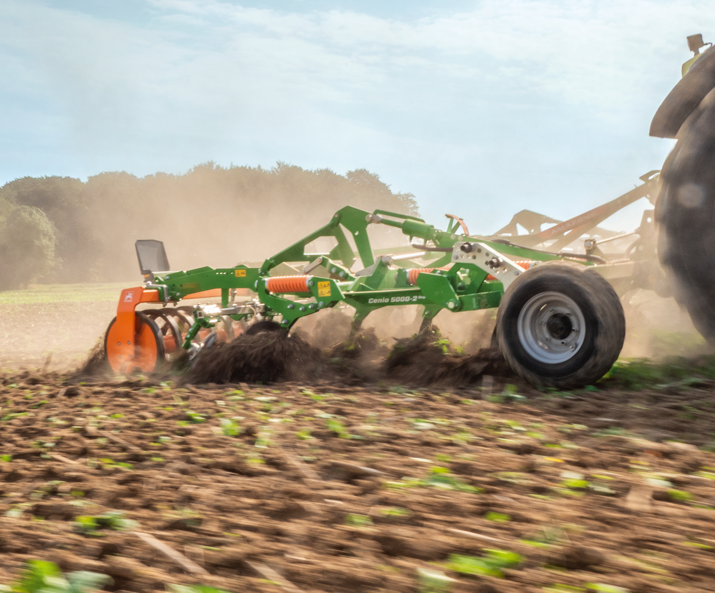 Cenio 5000-2 abatible para el cultivo del rastrojo de poca profundidad hasta la descompactación profunda del terreno (© AMAZONE: Cenio5000-2_Claas_d0_kw_P9039054_d1_250729_GO.jpg) Cenio 5000-2 - Teaser