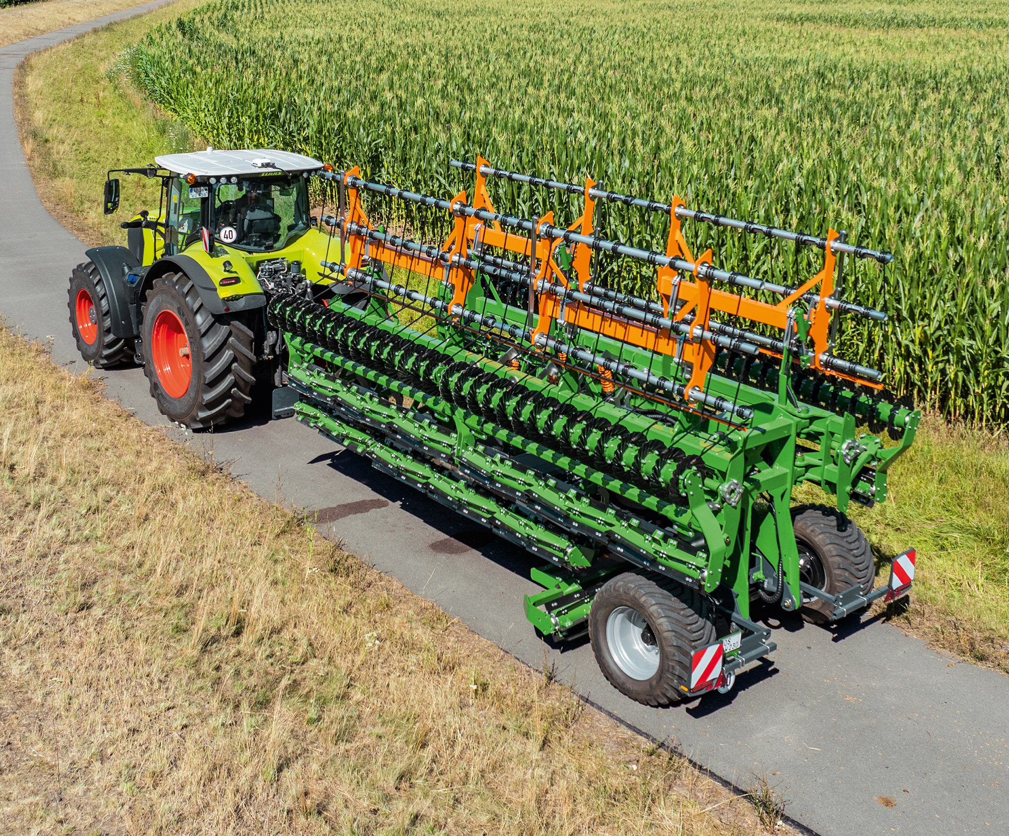 La TopCut 12000-2T, con un ancho de trabajo de 12 metros, puede plegarse hasta un ancho de transporte por carretera de 3 metros. (© AMAZONE: TopCut12000-2T_Claas_d0_kw_DJI_20240722154830_0623_d1_250804_GO.jpg) Der TopCut 12000-2T mit 12-m-Arbeitsbreite lässt sich für den Straßentransport auf 3-m-Transportbreite zusammenklappen.