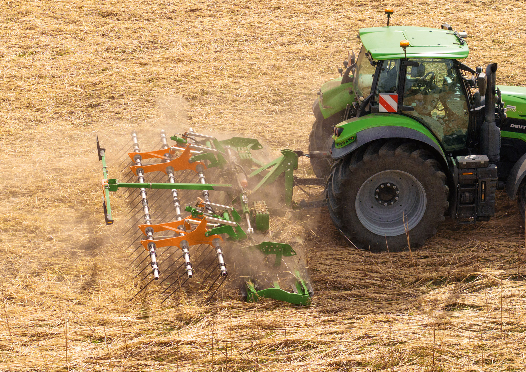 TopCut 6000-2 pour le broyage d'intercultures (© AMAZONE : TopCut6000-2_Steyr_d0_kw_DJI_20250410132352_0234_d1_250811_GO.jpg) TopCut 6000-2 bei der Zerkleinerung von Zwischenfrüchten
