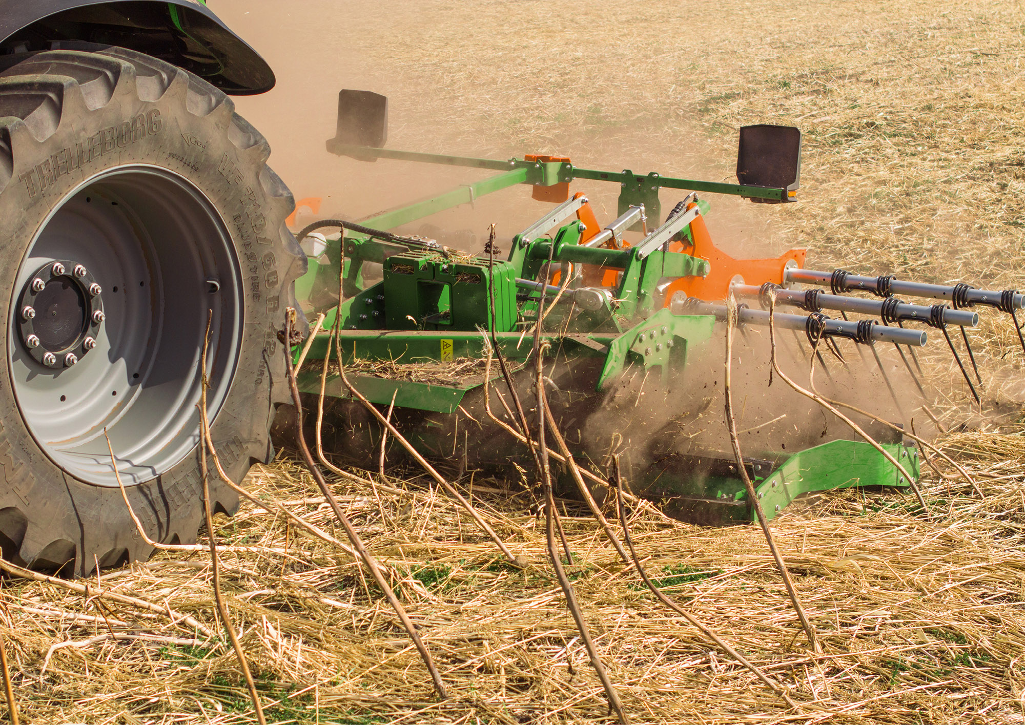 Broyage intensif des tiges de tournesol par le rouleau à double lame (© AMAZONE : TopCut6000-2_Steyr_d0_kw_DJI_20250410160723_0371_d1_250812_GO.jpg) Intensive Zerkleinerung der Sonnenblumenstängel durch die Doppelmesserwalze