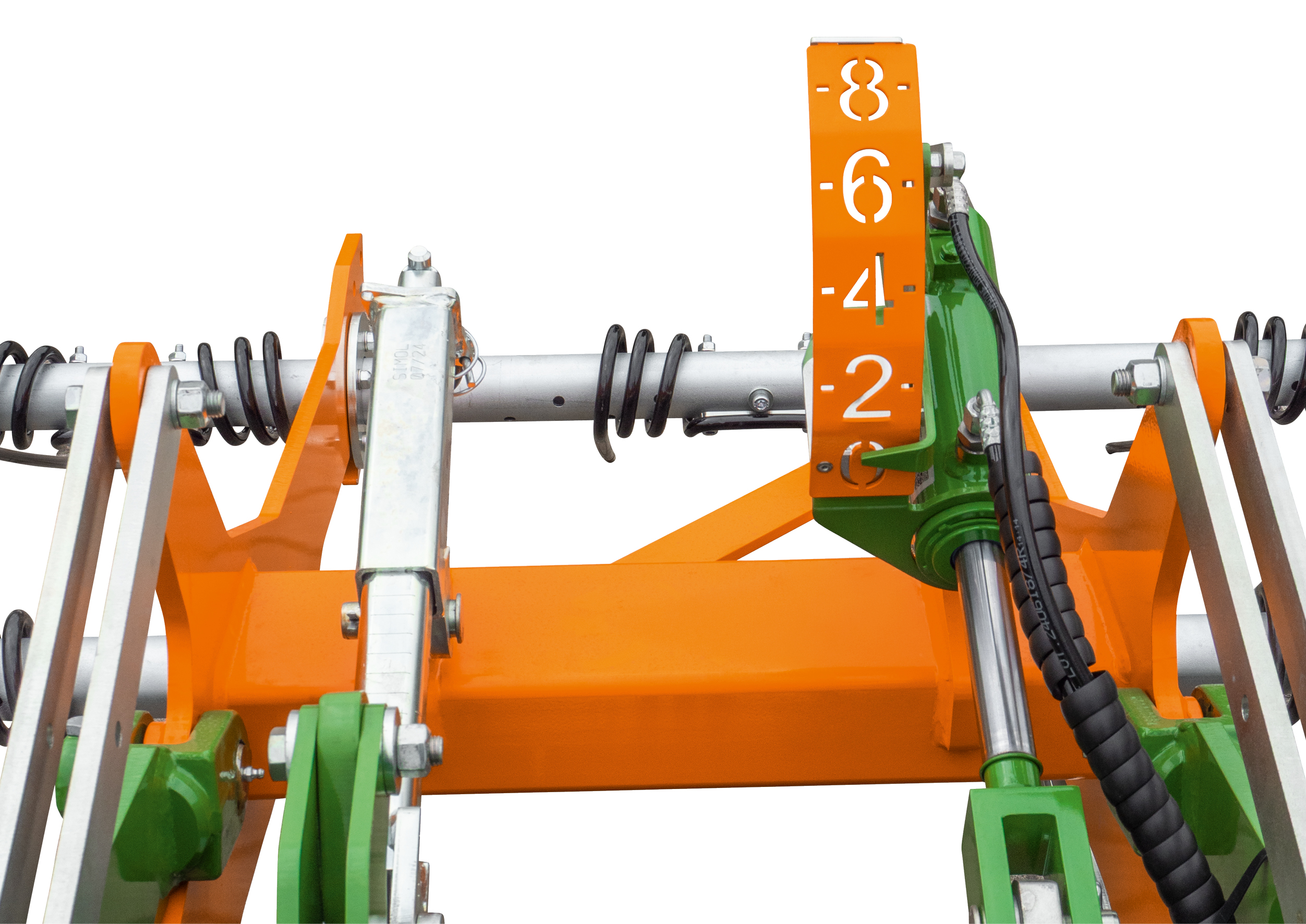 The angle of inclination of the harrow tines can be adjusted fully hydraulically from the cab. The easy-to-read scale helps with adjustment. (© AMAZONE: TopCut6000-2_d0_mp_R4090649_d1_250814_GO.jpg) Der Neigungswinkel der Striegelzinken kann vollhydraulisch aus der Kabine eingestellt werden. Bei der Einstellung hilft die gut ablesbare Skala.