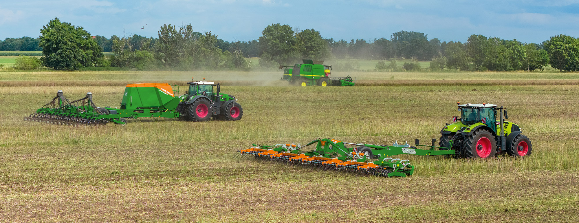 The TopCut also enables blockage-free sowing after oil seed rape, here with the Condor 12001-C. (© AMAZONE: Condor12001-C_TopCut12000-2T_d0_kw_DJI_20250724160828_0390_d1_250820_GO.jpg) Auch nach Raps ermöglicht der TopCut eine blockadefreie Aussaat, hier mit der Condor 12001-C.