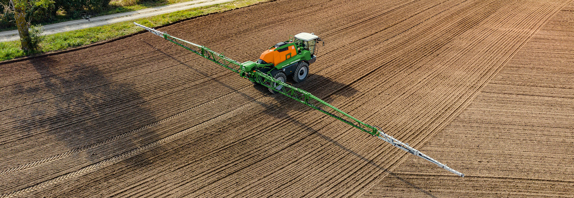 Pantera 4504 for pre-emergence plant protection - EasyTram enables virtual pre-emergence marking (© AMAZONE: Pantera4504_d0_kw_DJI_0769_d1_250820_GO.jpg) Pantera 4504 beim Pflanzenschutz im Vorauflauf – EasyTram ermöglicht eine virtuelle Vorauflaufmarkierung