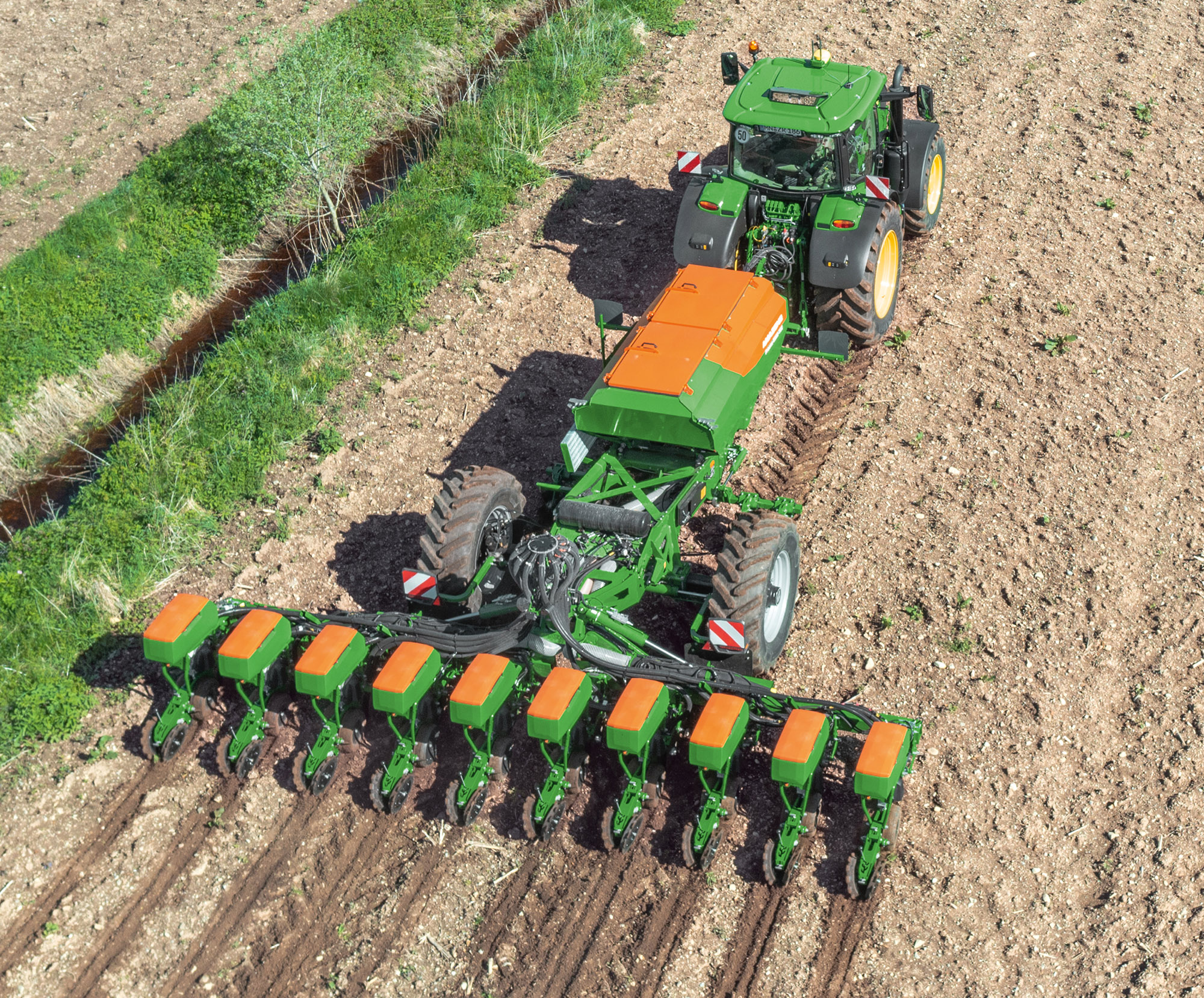 Precea 7500-TCC con 10 rejas PreTeC y 7,5 m de ancho de trabajo (© AMAZONE: Precea6000-TCC_JohnDeere_d0_kw_DJI_0489_d1_250805_GO.jpg) Precea 7500-TCC - Teaser