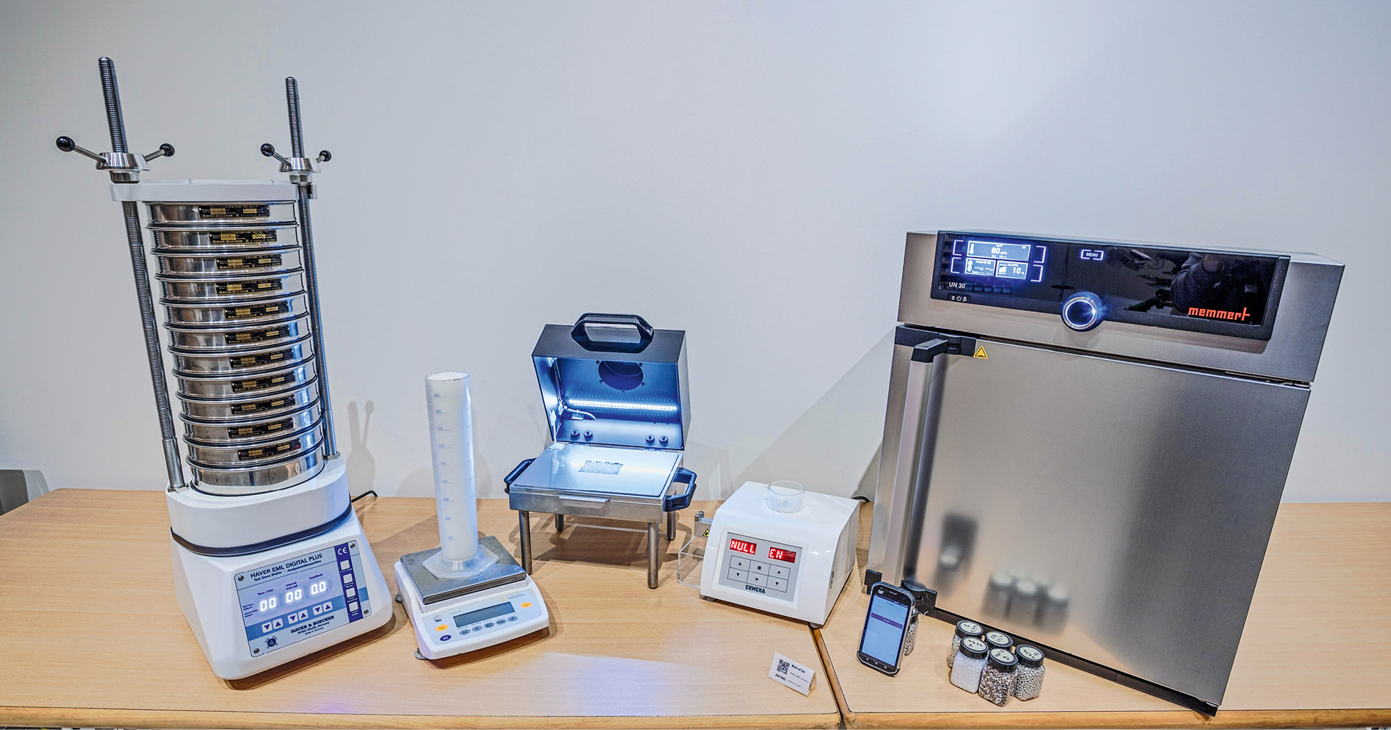 Los análisis de laboratorio, por ejemplo, enviando por correo una muestra de abono de 5 kg al fabricante de la abonadora, llevan más tiempo y son difícilmente viables a escala internacional. (© AMAZONE: DuengeService_SAC_Labor_d0_kw_8829-8830_d1_171107_GO.jpg) Laboranalysen