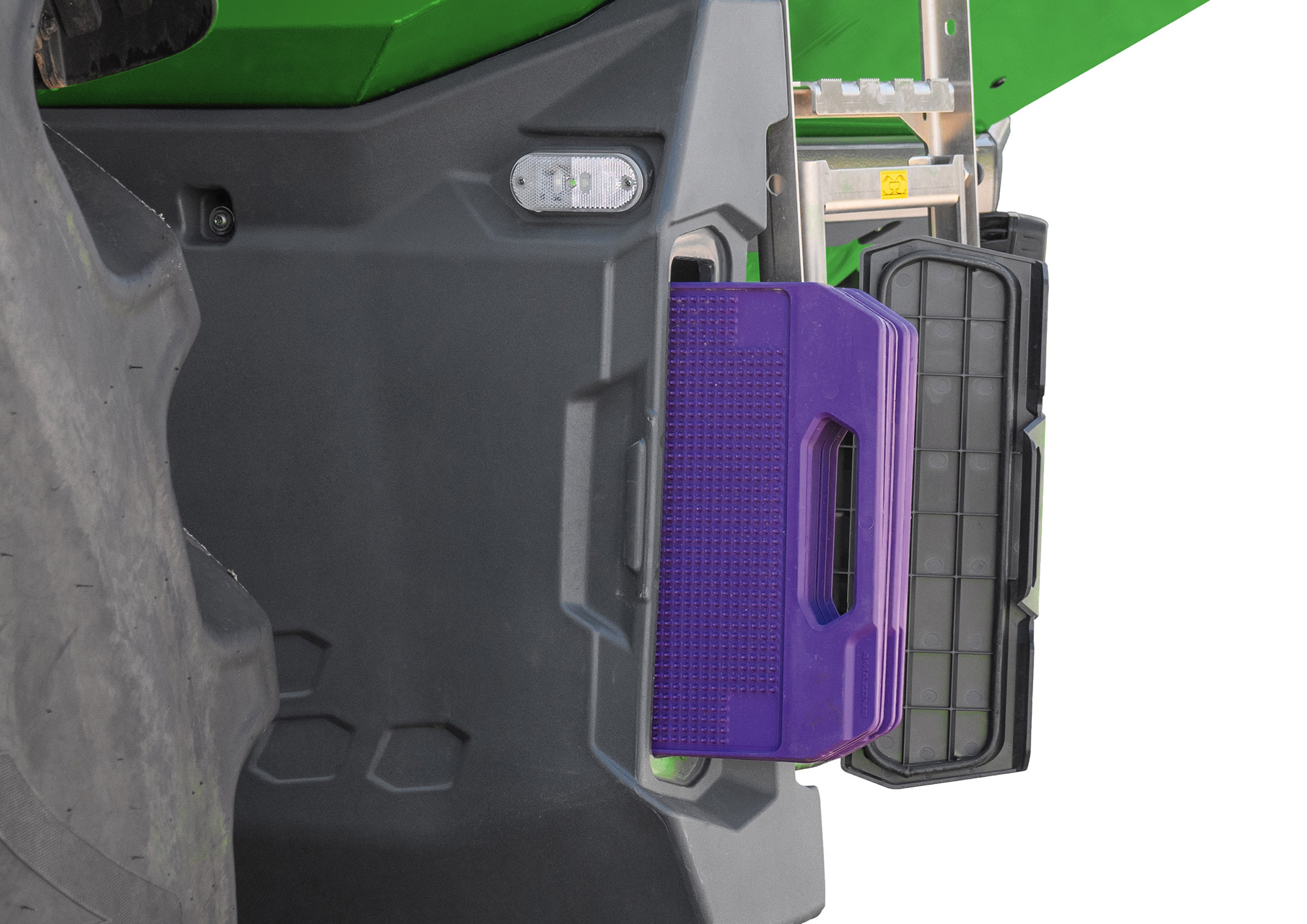 El banco de pruebas móvil EasyCheck puede guardarse ahora de forma muy práctica en las cajas de transporte integradas. No hay necesidad de realizar transportes engorrosos en la cabina. (© AMAZONE: ZA-TS4201-ultra_Fendt_d0_kw_P4012830_d1_250808_GO.jpg) Der mobile Prüfstand EasyCheck findet nun praxisgerecht in den integrierten Transport-Boxen Platz. Ein umständlicher Transport in der Kabine entfällt.
