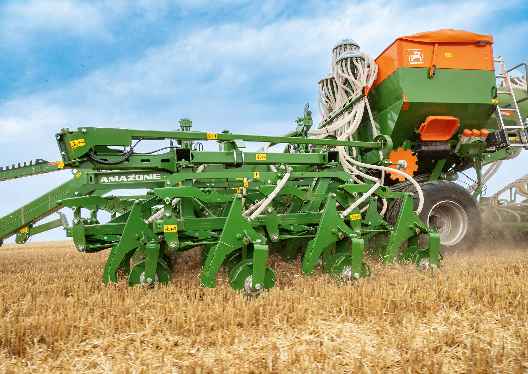 Semoir Primera DMC en semis direct d'AMAZONE (© AMAZONE : Primera-DMC6000_GD501_Claas_d0_kw_P7143524_d1_230913_GO.jpg) AMAZONE Großflächen-Sämaschine Primera DMC in Direktsaat