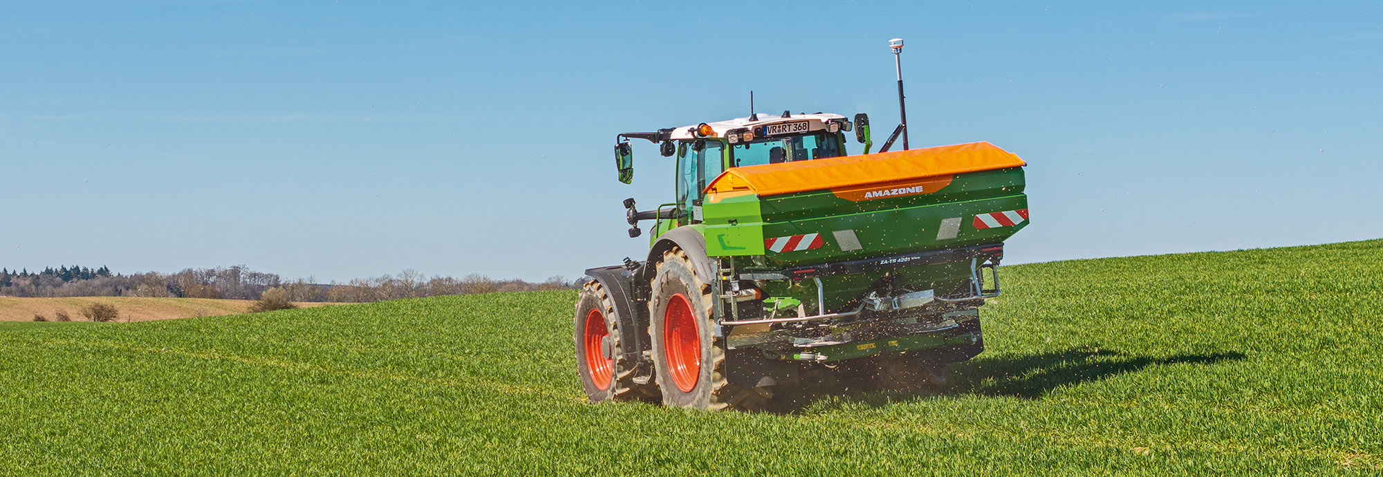 Fiabilidad de los procesos mediante el análisis detallado de los datos de trabajo en la plataforma de datos AmaConnect (© AMAZONE: ZA-TS4201-ultra_Fendt_d0_kw_DJI_20250402150654_0947_d1_250814_GO.jpg) Prozesssicherheit durch detaillierte Auswertung von Arbeitsdaten auf der Datenplattform AmaConnect
