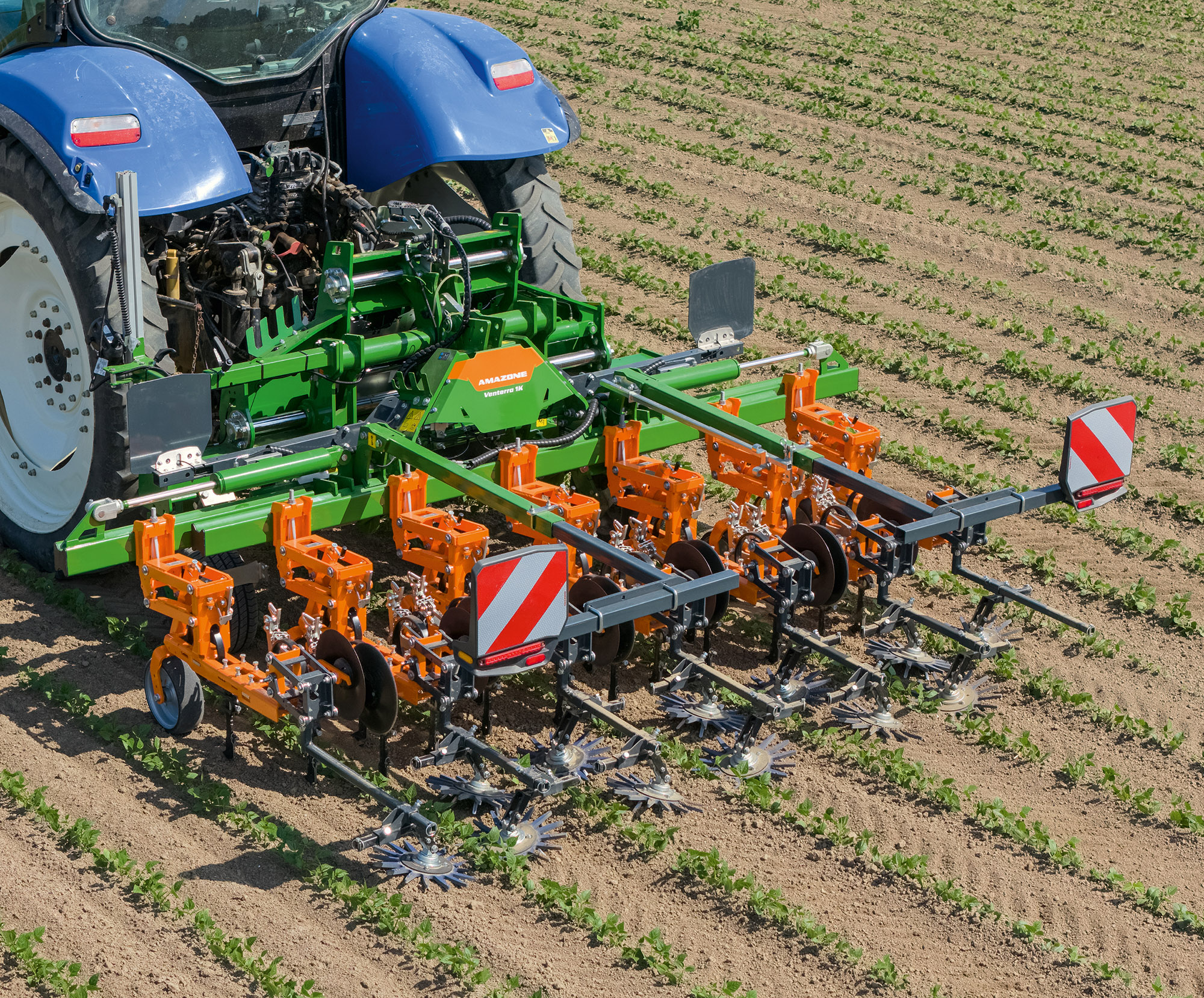 Las AMAZONE Venterra 1K y 1KL son nuestras todoterreno ligeras para pequeñas estructuras agrícolas y cultivo en bancales (© AMAZONE: Venterra1K-geklappt-VR2_NewHolland_d0_kw_DJI_20250616110715_0618_d1_250821_GO.jpg) Venterra 1K - Teaser