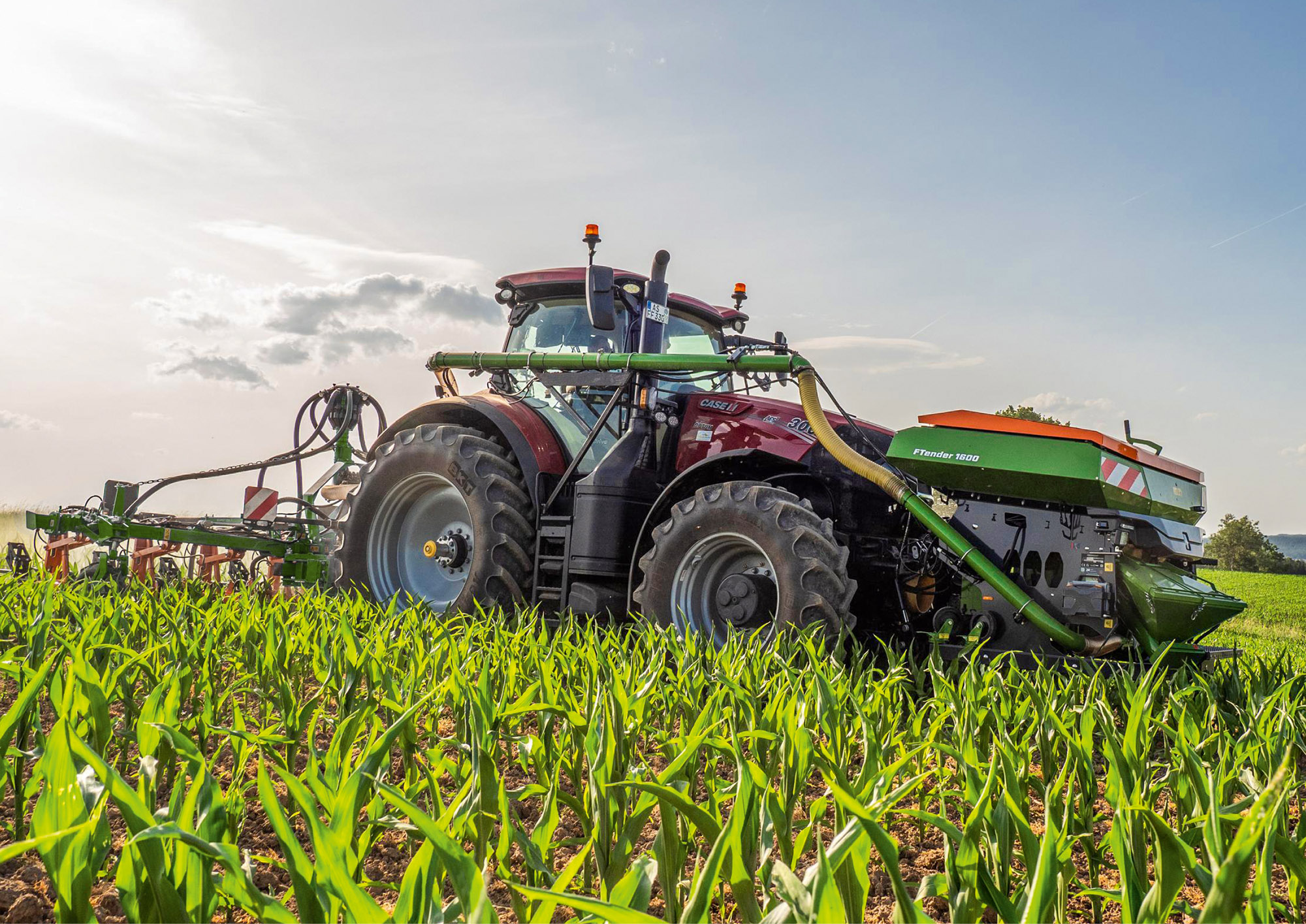 El tanque frontal FTender con una capacidad del depósito de 1600 l o 2200 l permite un alto rendimiento para la aplicación de semillas o abono con el cabezal distribuidor RowSpread durante los trabajos de mantenimiento del cultivo principal. (© AMAZONE: Venterra_2K_KPP_L_AV_5_Horus_FTender_Mais_Case_d0_kw_P6201128_d0_241106_GO.jpg) Der Frontanbaubehälter FTender mit einem Behältervolumen