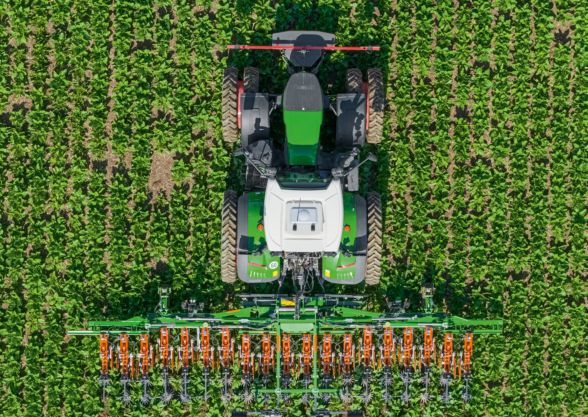 El bastidor deslizante integrado en el bastidor de base permite reducir la fuerza de elevación necesaria y el lastre frontal (© AMAZONE: Venterra-VR4_Fendt_d0_kw_DJI_20250603102132_0405_d1_250821_GO.jpg) Durch den in den Grundrahmen integrierten Verschieberahmen wird weniger Hubkraftbedarf und Frontbalast benötigt (1)