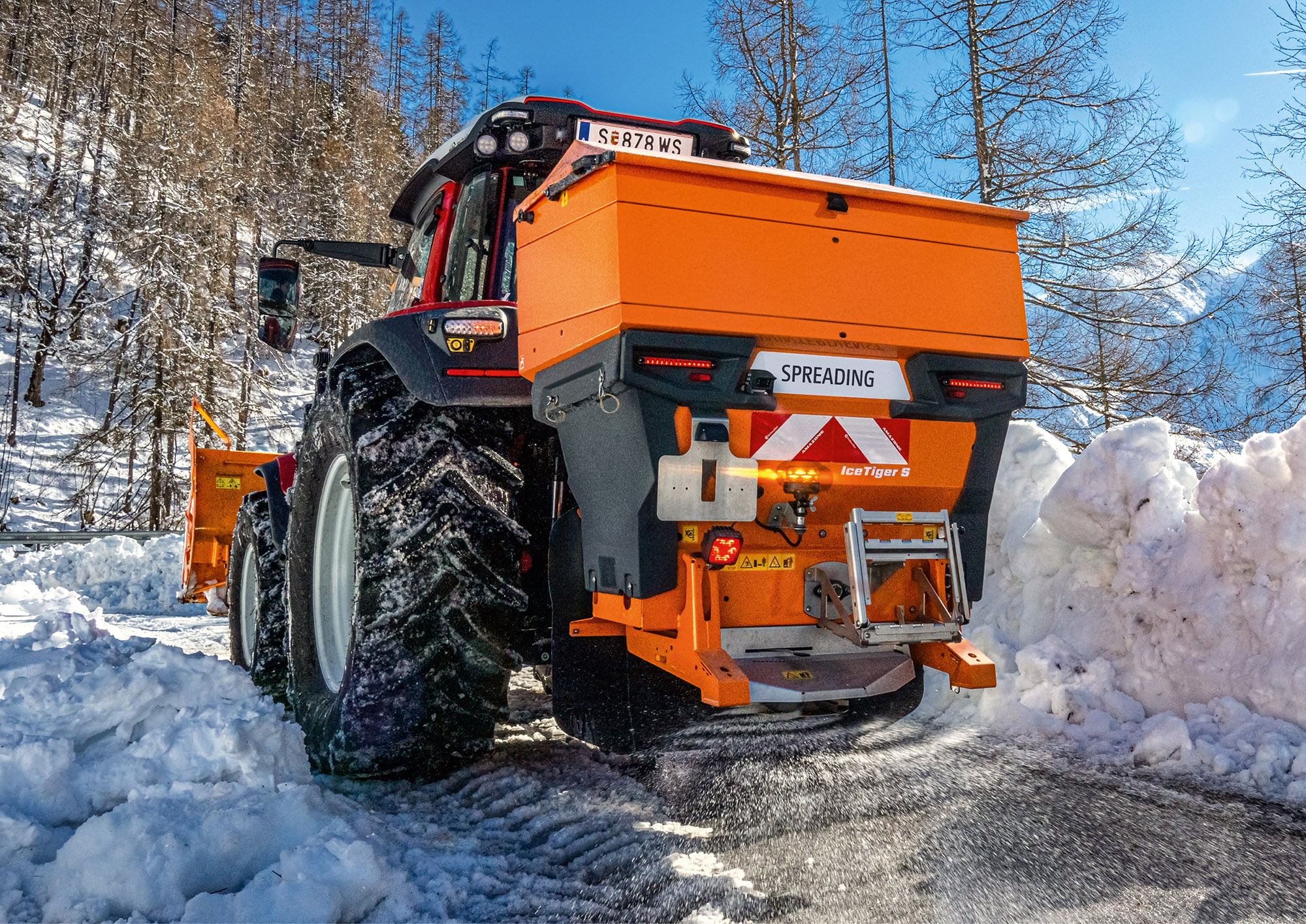 Esparcidor IceTiger S con capacidades del depósito de 380 l a 920 l para servicio de invierno, ahora también disponible como IceTiger S INOX con un depósito base de acero inoxidable (© AMAZONE: IceTiger-S_Lindner-Fraese_dx_db_DSC02902_de_d0_20240926_d1_241028_GO_en.jpg) Streuer IceTiger S mit Behältervolumen von