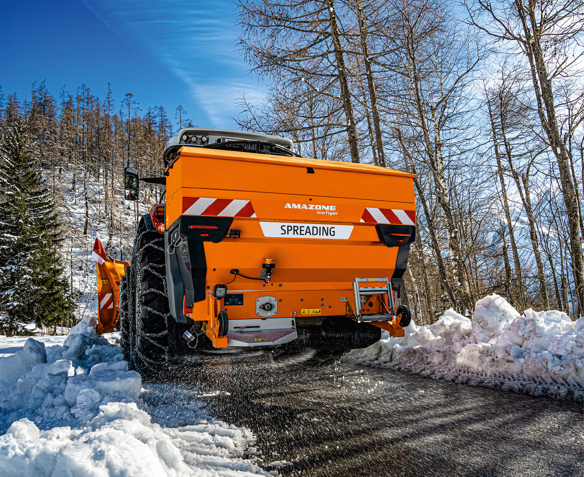 Esparcidor para el servicio de invierno IceTiger con capacidades del depósito de 1000 l a 1900 l, ahora también disponible como IceTiger INOX con depósito base de acero inoxidable (© AMAZONE: IceTiger_Steyr-Schild_dx_db_DSC02943_d0_de_20240916_GO_en.jpg) IceTiger INOX - Teaser