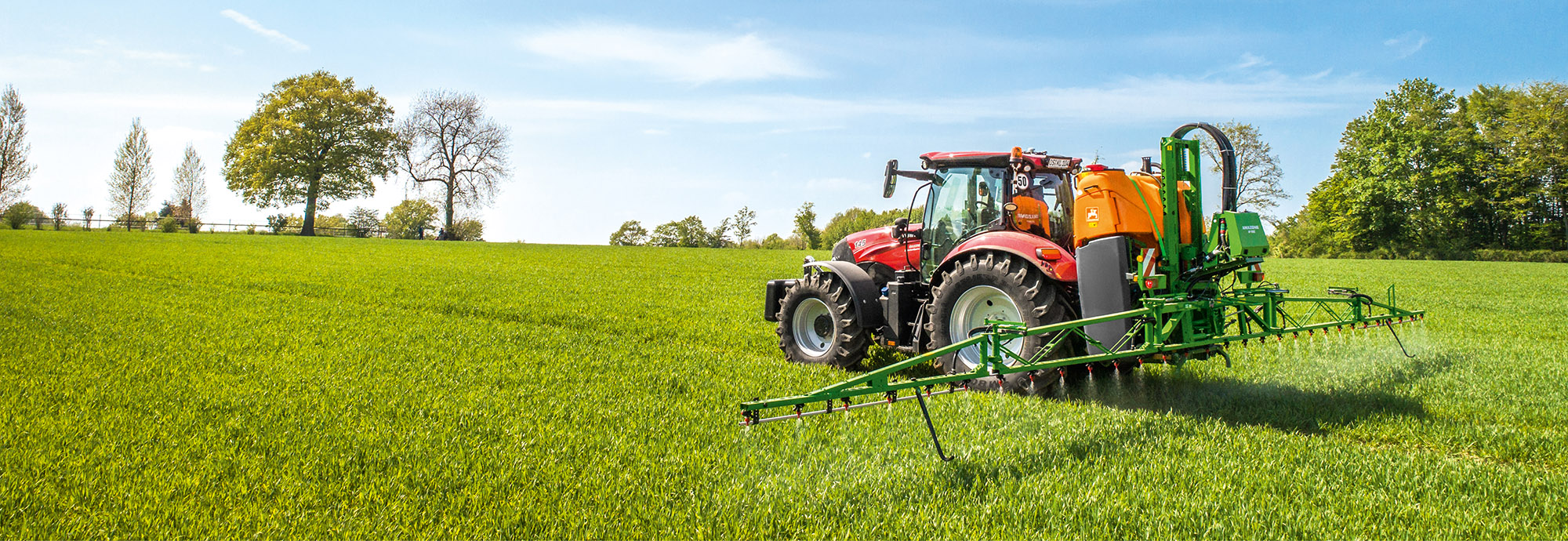 UF 1002 avec rampe Q-Plus de 15 m et AmaSpray 2 (© AMAZONE : UF1002_Case_d0_kw_DJI_0497_d1_250728_GO.jpg) UF 1002 mit Q-Plus-Gestänge der Arbeitsbreite 15 m und AmaSpray 2