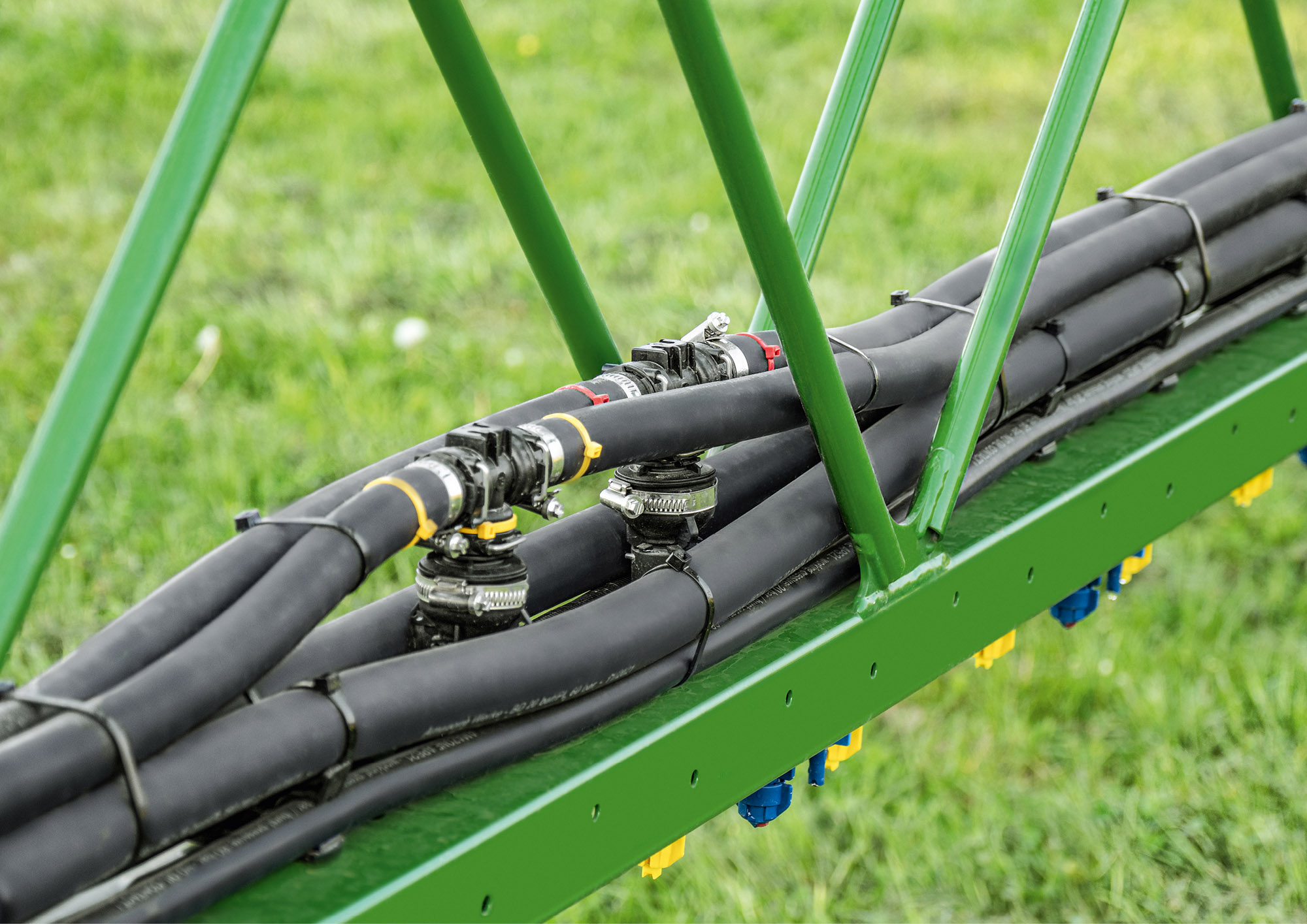 2 spray lines for use with or without the additional product (© AMAZONE: DirectInject_d0_kw_P5021449_d1_230822_GO.jpg) 2 Spritzleitungen für die Anwendung mit oder ohne Zusatzprodukt