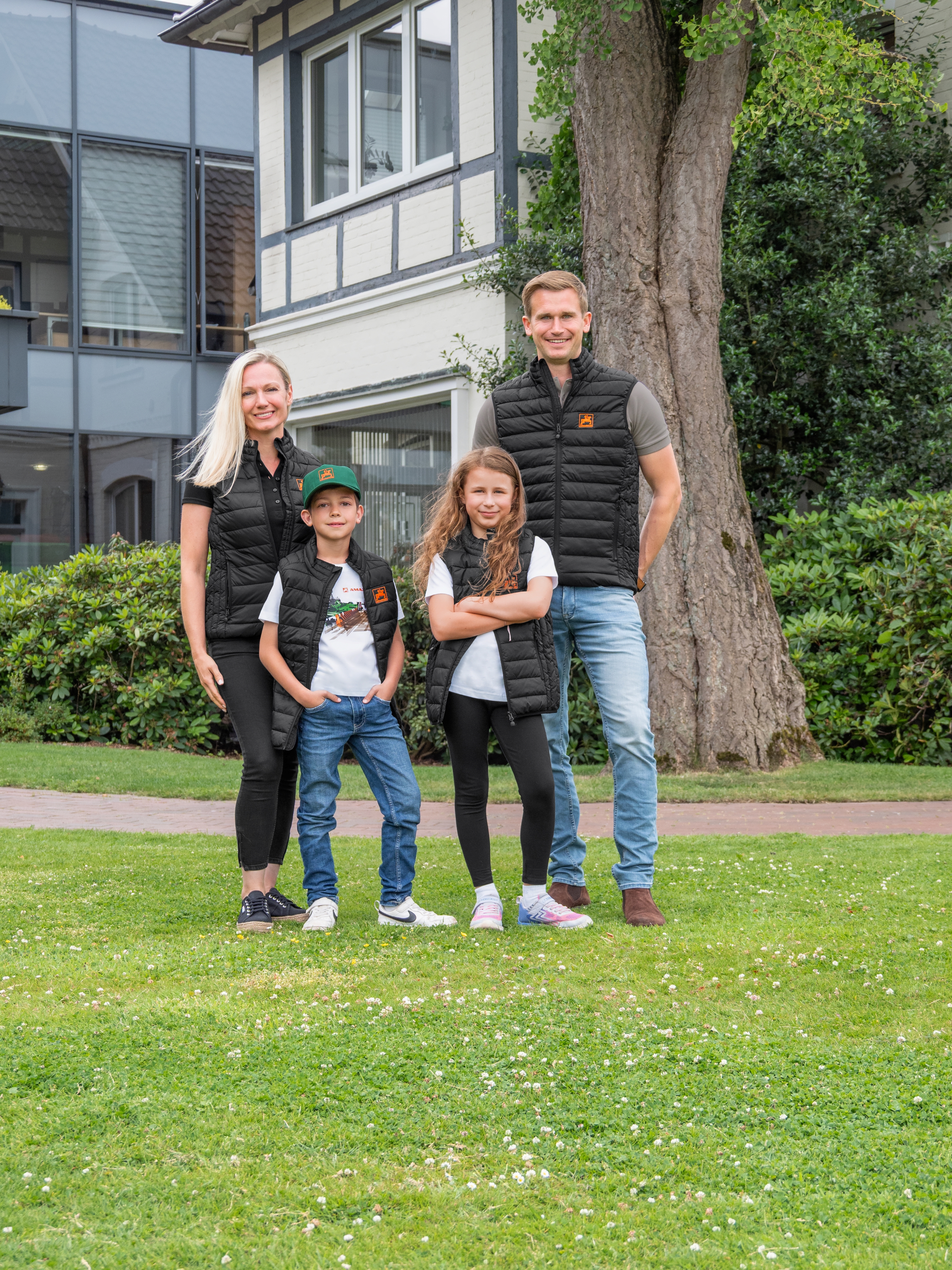 Fotobijschrift: de afbeeldingen tonen geselecteerde artikelen uit de nieuwe AMAZONE-collectie – van het klassieke gewatteerde jack tot sportieve vesten – gedragen door medewerkers en hun gezinnen. (© AMAZONE: Fanshop_Fashion_Coll-2026_d0_kw_P6245404_d1_250903_PI.jpg) Fanshop_Fashion_Coll-2026_d0_kw_P6245404_d1_250903_PI
