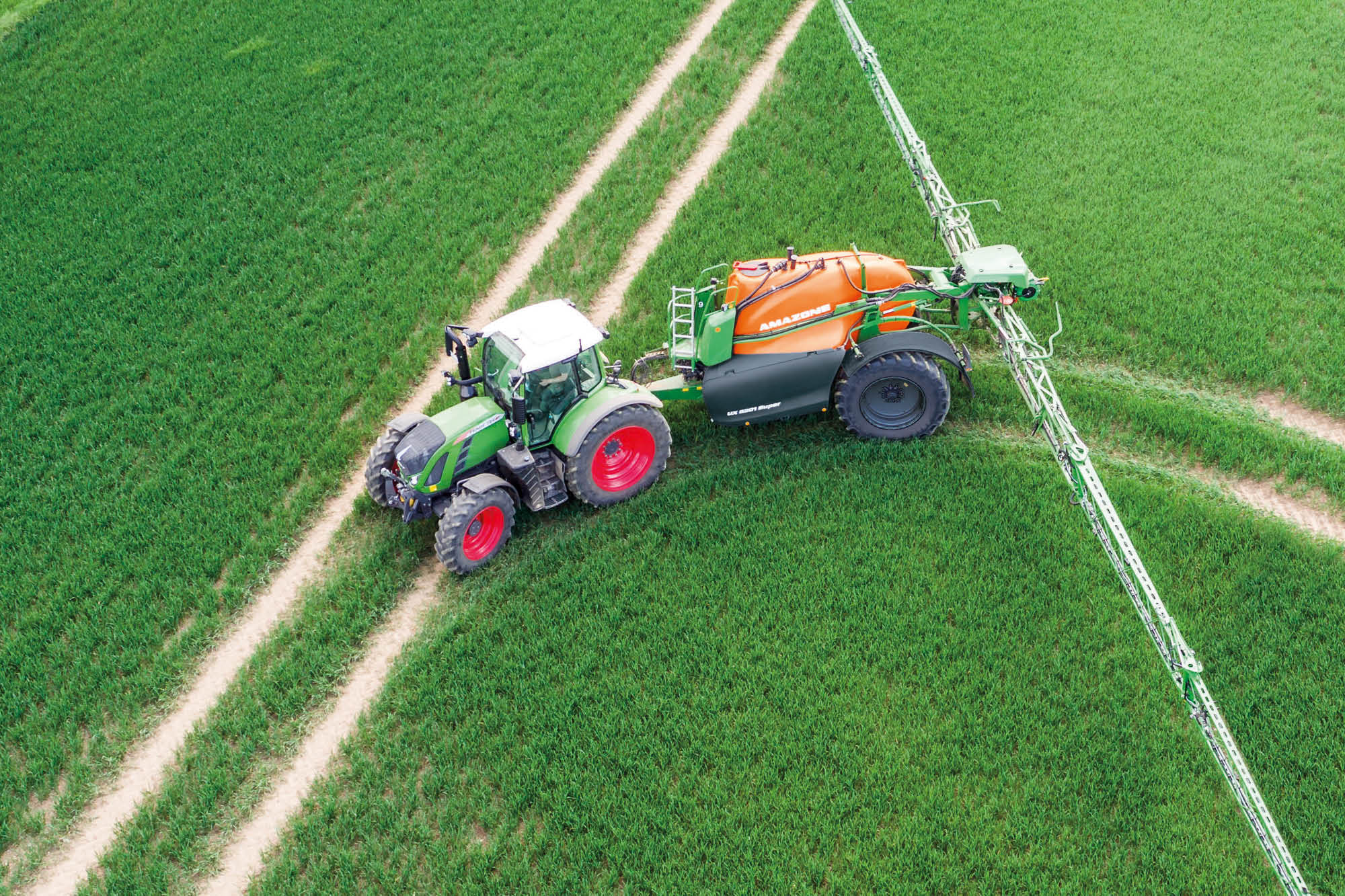 Fendt tractor turning hay on meadow · Free Stock Photo, image size:2000x1333