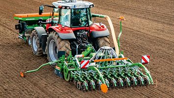 Avant 02 – seed drill combination with mounted front hopper