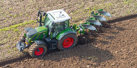Conexión fluida mediante el ajuste correcto del ancho del surco delantero Teres200V-4Schar_Fendt_d0_kw_DJI_20240822102923_00790_d1_241028