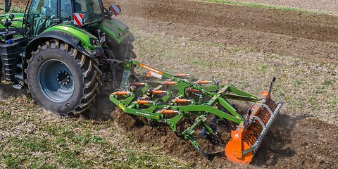 Durch die stufenlose Einstellung der Auslösekraft eignet sich der Cenius Ultra unter steinigen Bedingungen sowohl auf leichten wie auch schweren Böden. Cenius3003ultra_Deutz_d0_kw_DJI_20240903141952_0640_250212
